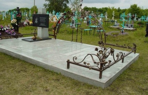 Памятник Леонтьевой В.М.